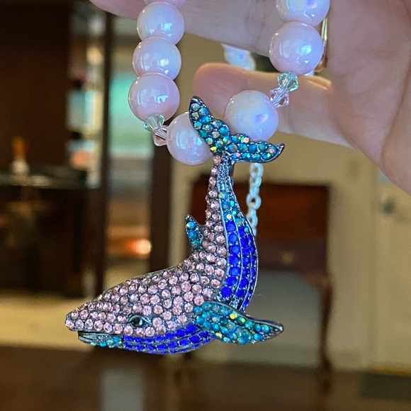 Blingy humpback whale necklace and earrings - Picture 6 of 8